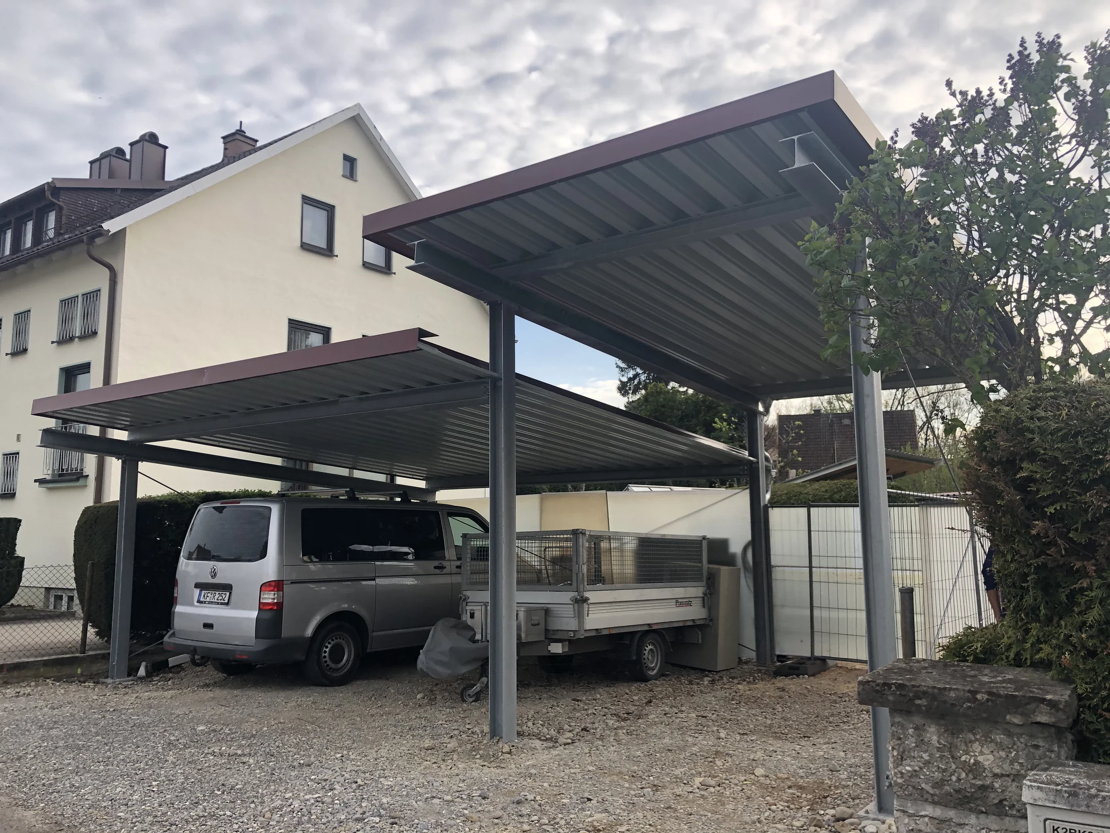 Doppelcarport aus einer Stahlkonstruktion mit Metalldach