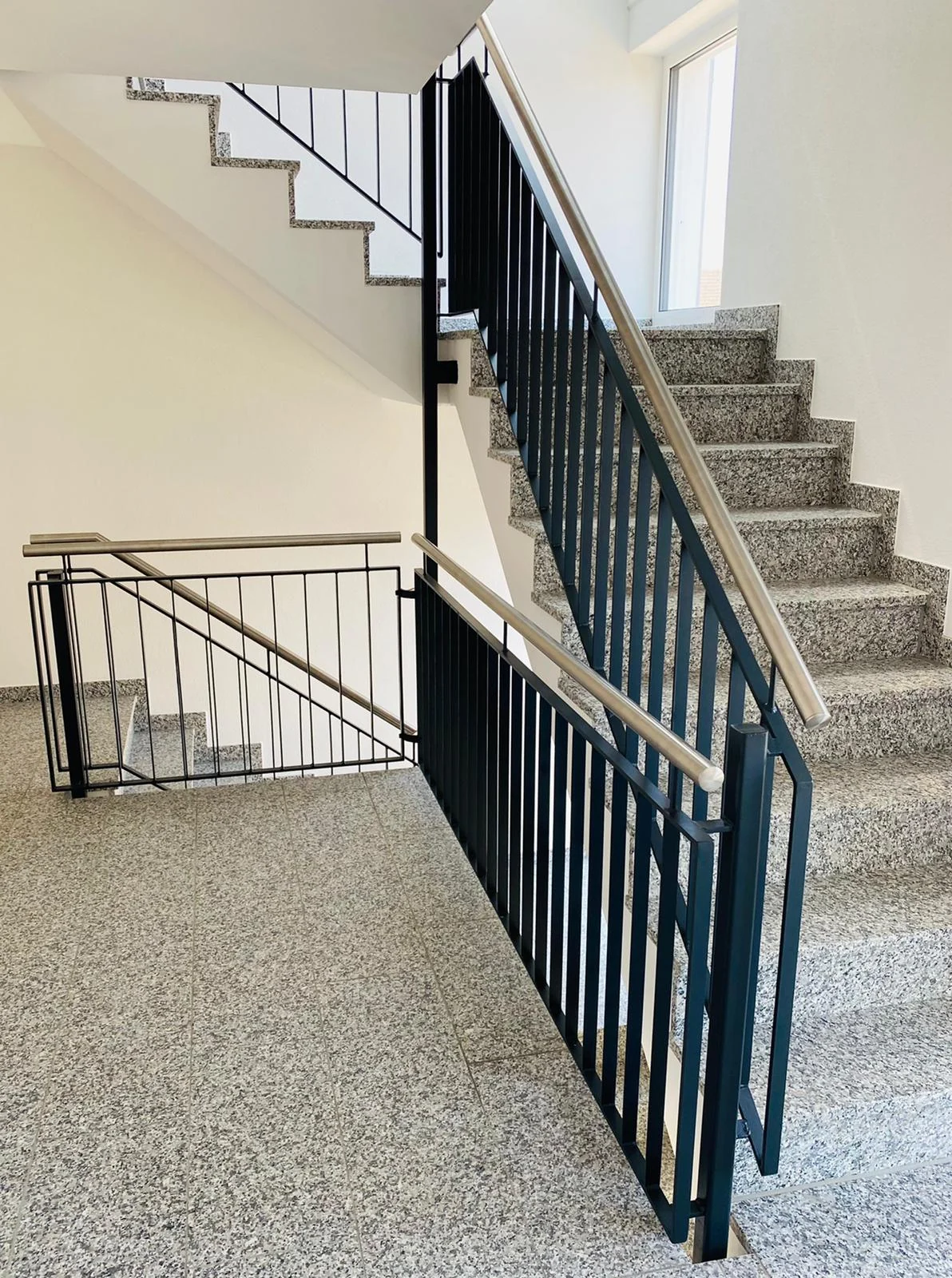 Schwarzes Metallgeländer an einem Treppenhaus