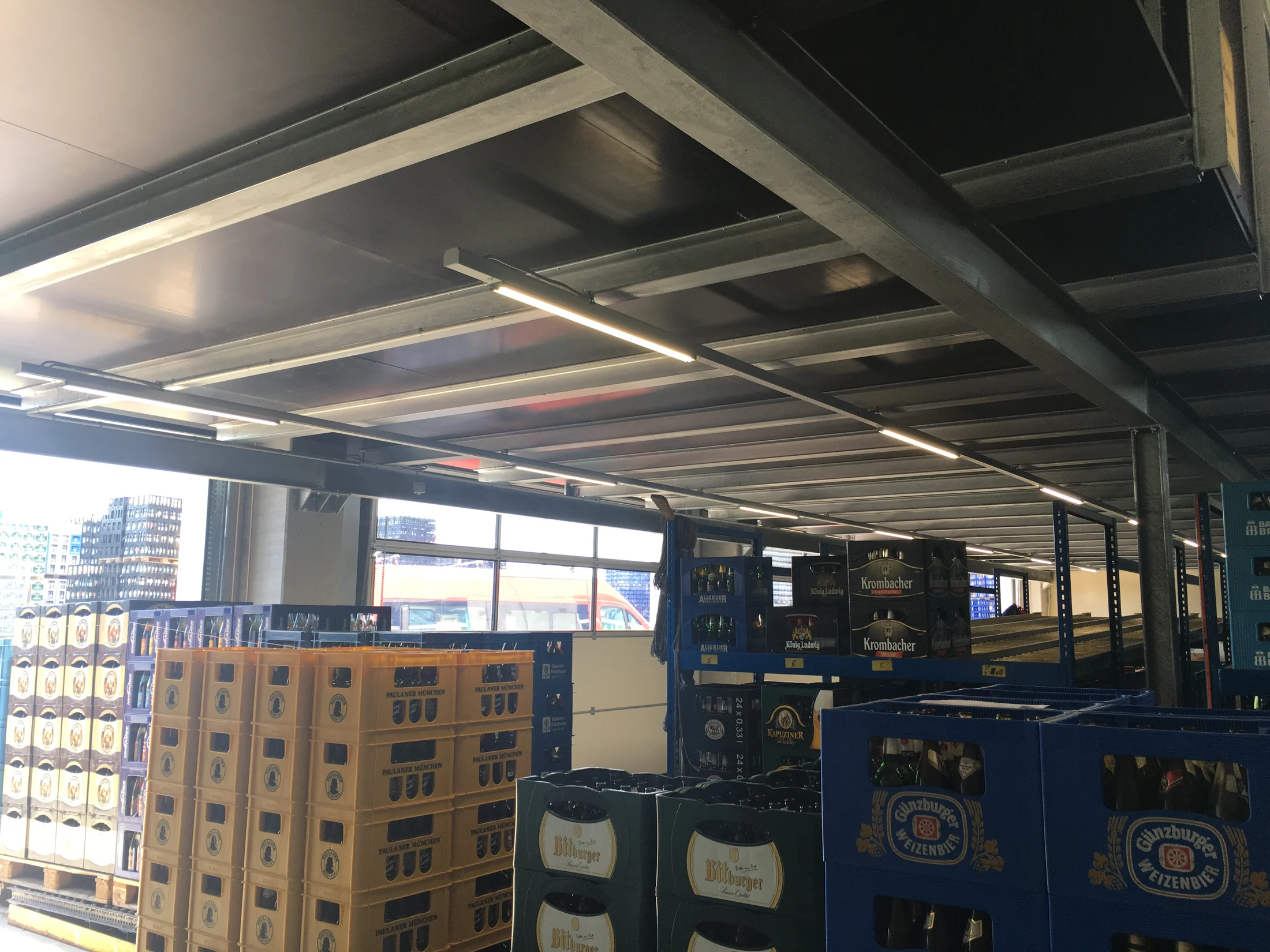 Stahlkonstruktion eines Zwischenbodens in einer Industriehalle